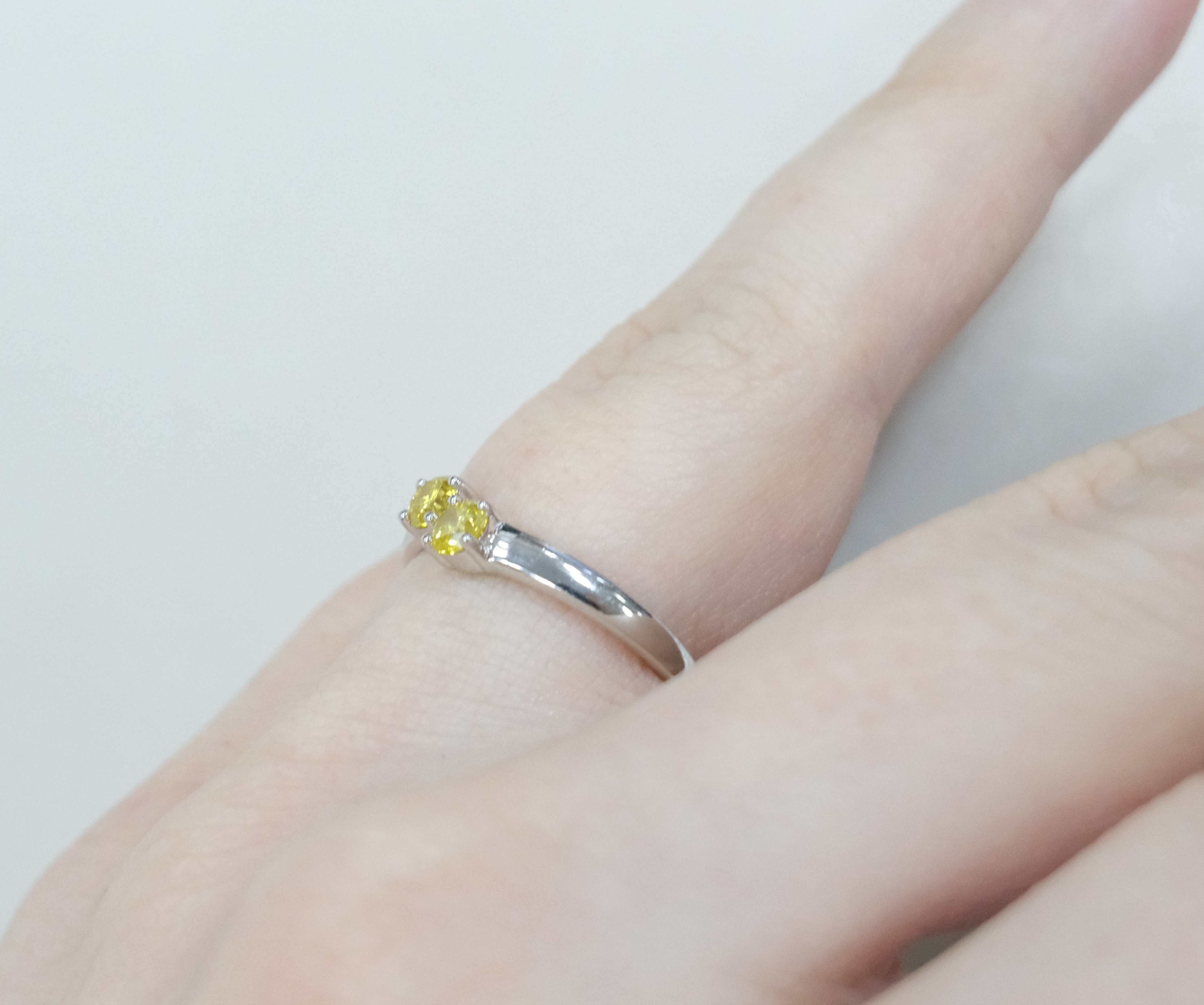 Серебряное кольцо с желтыми бриллиантами